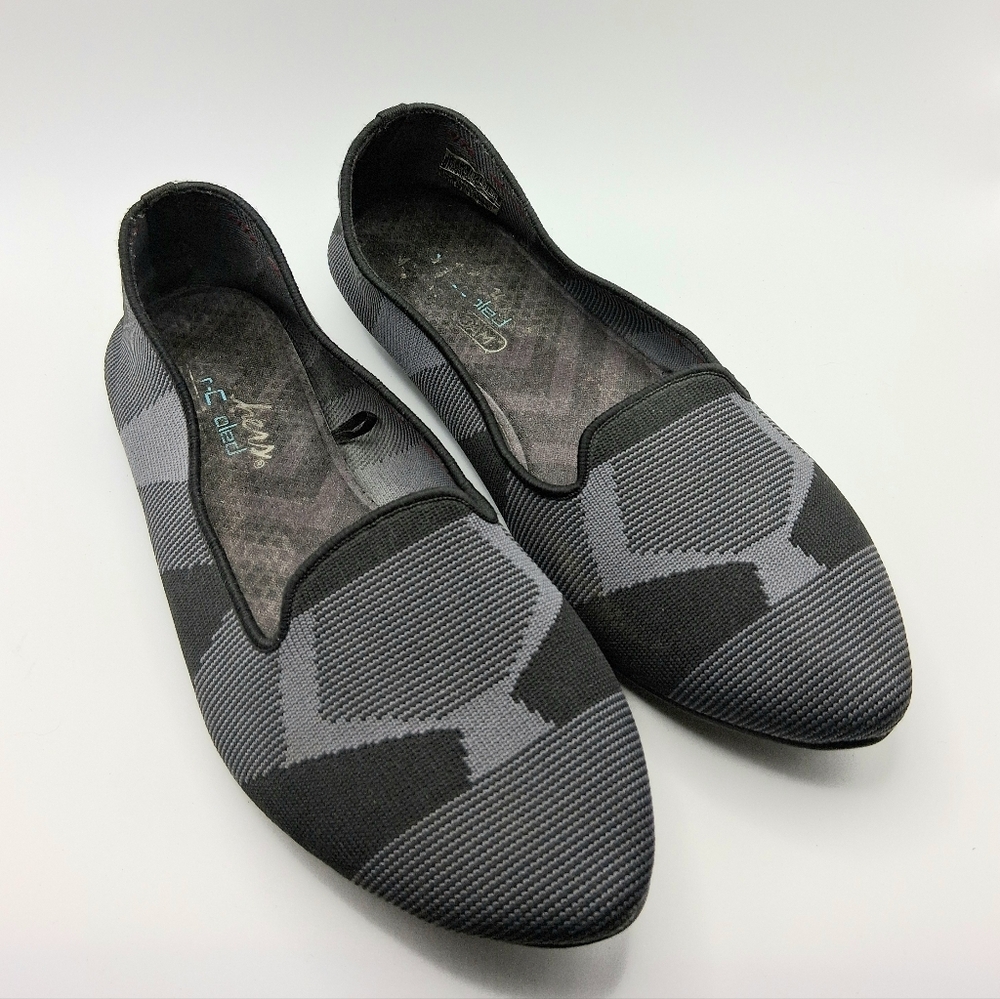 Skechers Cleo Black and Gray Geometric Chevron Patterned Stretch Fit Flats